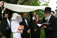 Rabbi Yechezkel Kornblum performing a wedding at Shevat Achim on Mercer Island, Washington